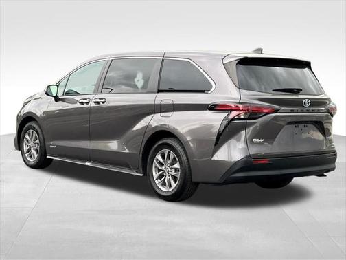 2021 Toyota Sienna XLE 8 Passenger