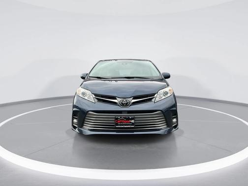 2020 Toyota Sienna XLE