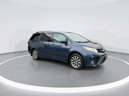 2020 Toyota Sienna XLE