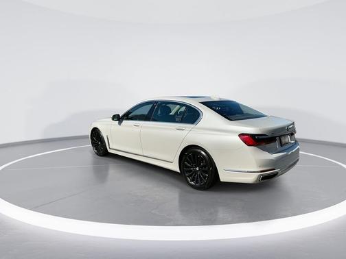 Mineral White Metallic 2022 BMW 740 i xDrive