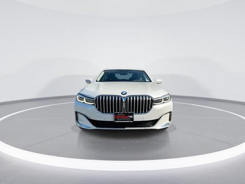 Mineral White Metallic 2022 BMW 740 i xDrive