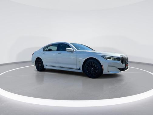 Mineral White Metallic 2022 BMW 740 i xDrive