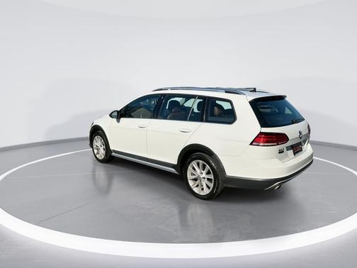 Pure White 2019 Volkswagen Golf Alltrack TSI S
