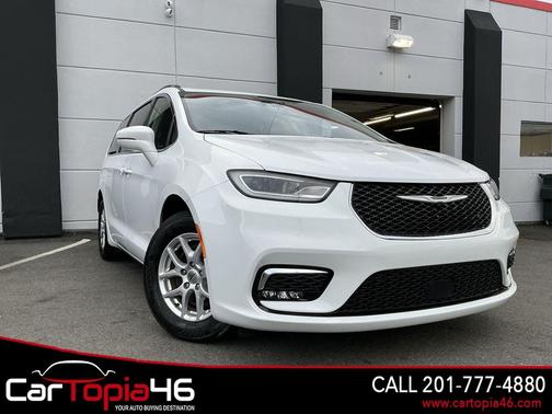 Bright White Clearcoat 2022 Chrysler Pacifica Touring L