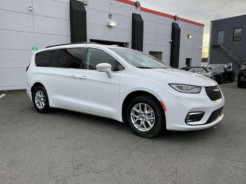 Bright White Clearcoat 2022 Chrysler Pacifica Touring L