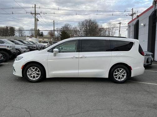 Bright White Clearcoat 2022 Chrysler Pacifica Touring L
