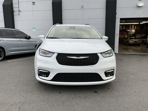Bright White Clearcoat 2022 Chrysler Pacifica Touring L