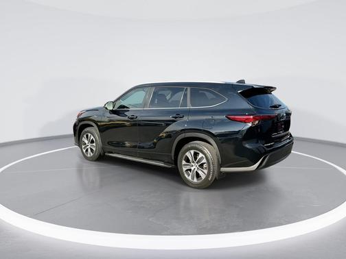 Midnight Black Metallic 2023 Toyota Highlander XLE