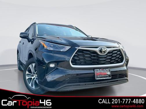 Midnight Black Metallic 2023 Toyota Highlander XLE