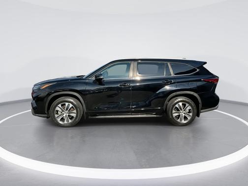 Midnight Black Metallic 2023 Toyota Highlander XLE