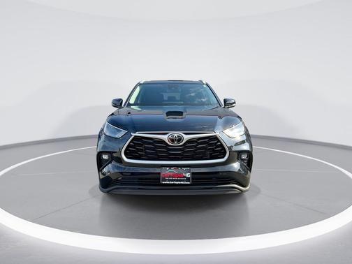 Midnight Black Metallic 2023 Toyota Highlander XLE