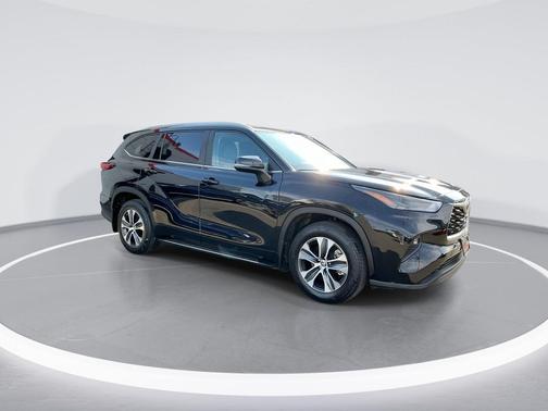 Midnight Black Metallic 2023 Toyota Highlander XLE
