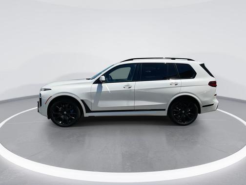 Mineral White Metallic 2024 BMW X7 xDrive40i