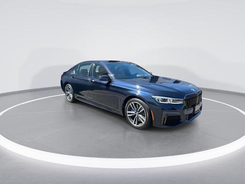 Carbon Black Metallic 2022 BMW 740 i xDrive