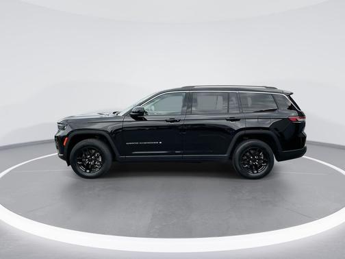Diamond Black Crystal Pearlcoat 2023 Jeep Grand Cherokee L Laredo