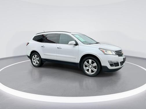 Iridescent Pearl Tricoat 2017 Chevrolet Traverse Premier