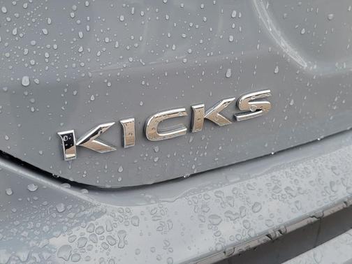 2022 Nissan Kicks SV