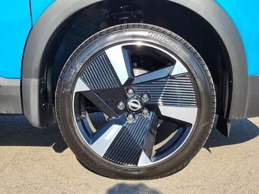 Arctic Ice Blue Metallic/Super Black 2025 Nissan Kicks SR