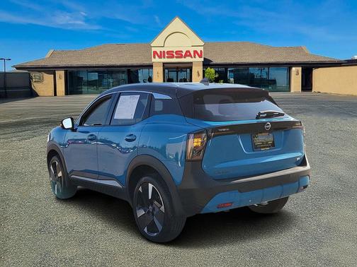 Arctic Ice Blue Metallic/Super Black 2025 Nissan Kicks SR