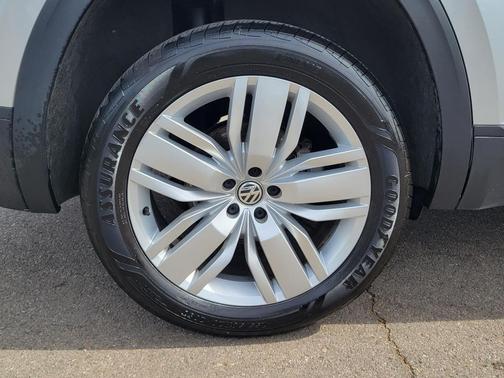 Reflex Silver Metallic 2019 Volkswagen Atlas 3.6L SE w/Technology