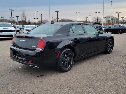 Gloss Black 2019 Chrysler 300 Touring