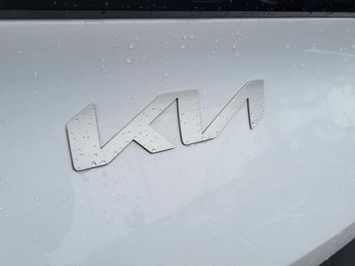 Glacial White Pearl 2024 Kia Sportage EX