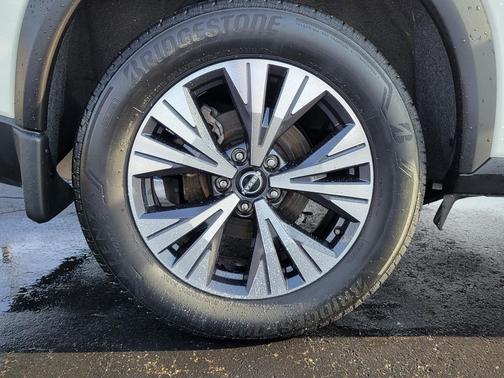 Pearl White Tricoat 2023 Nissan Rogue SV
