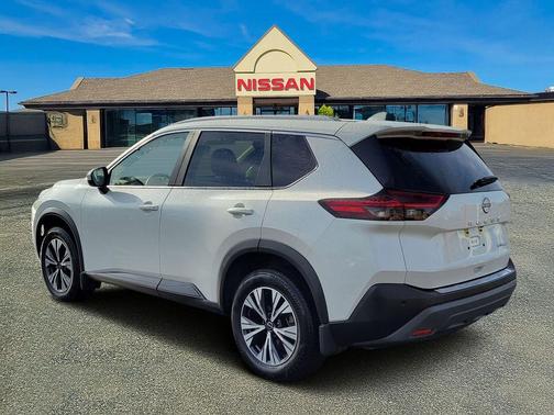 Pearl White Tricoat 2023 Nissan Rogue SV