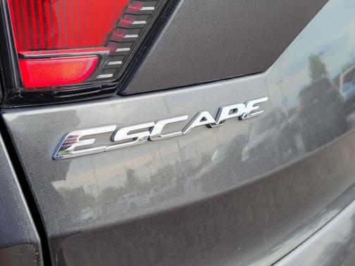 Magnetic 2017 Ford Escape SE