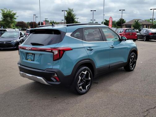 Pluton Blue 2024 Kia Seltos EX