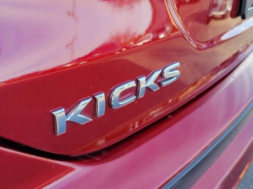 2022 Nissan Kicks SR