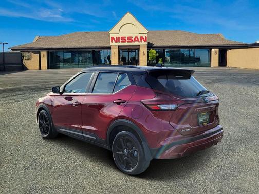 2022 Nissan Kicks SR