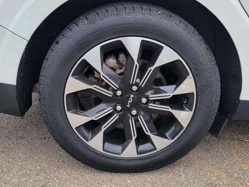 Snow White Pearl 2023 Kia Carnival EX