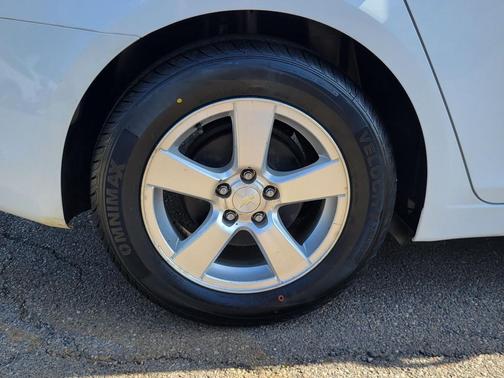 Summit White 2014 Chevrolet Cruze 1LT