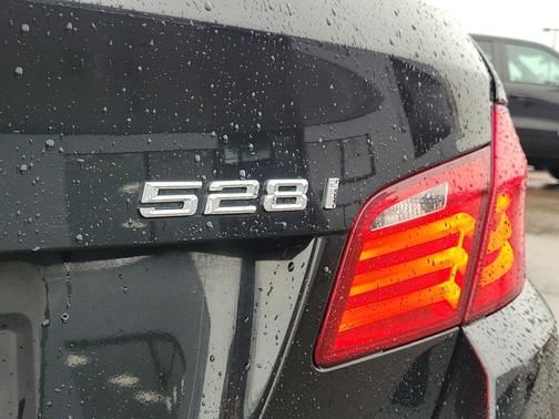 2011 BMW 528 528i