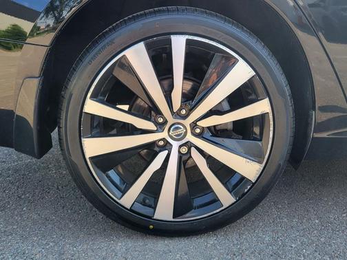 Super Black 2019 Nissan Altima 2.5 Platinum