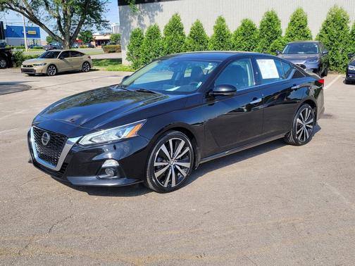 Super Black 2019 Nissan Altima 2.5 Platinum