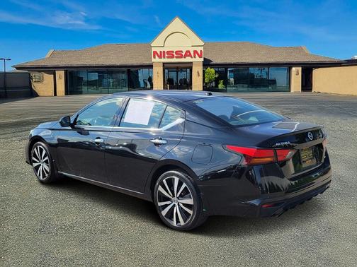 Super Black 2019 Nissan Altima 2.5 Platinum