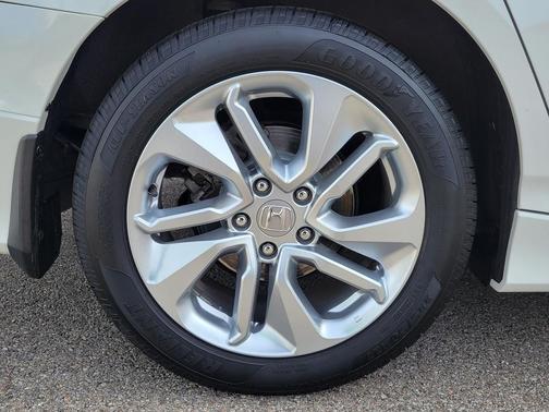 Platinum White Pearl 2018 Honda Accord LX