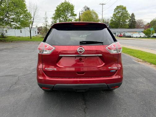 Red 2014 Nissan Rogue SL