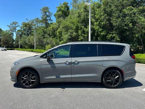Ceramic Gray Clearcoat 2025 Chrysler Pacifica Limited