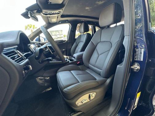 Gentian Blue Metallic 2026 Porsche Macan Macan