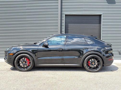 Chromite Black Metallic 2026 Porsche Cayenne GTS