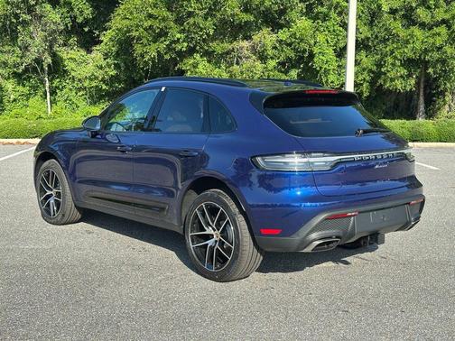 Gentian Blue Metallic 2026 Porsche Macan Macan