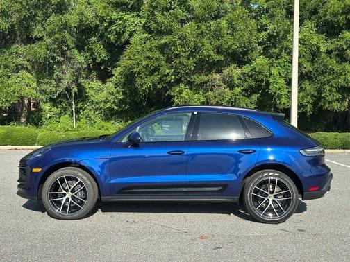 Gentian Blue Metallic 2026 Porsche Macan Macan