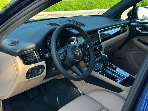 Gentian Blue Metallic 2026 Porsche Macan Macan