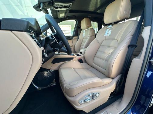 Gentian Blue Metallic 2026 Porsche Macan Macan