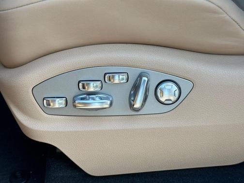 Gentian Blue Metallic 2026 Porsche Macan Macan