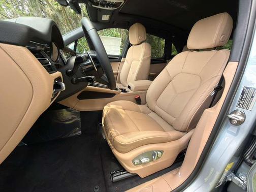 Dolomite 2026 Porsche Macan Macan