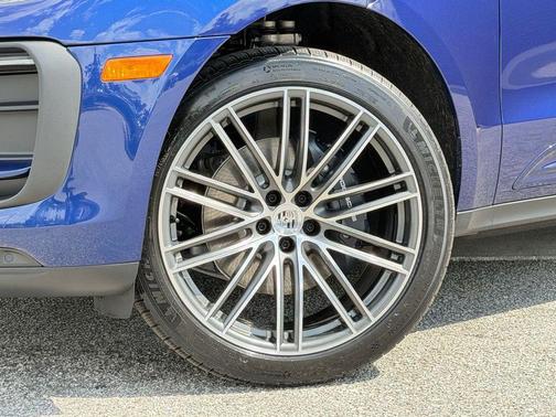 Gentian Blue Metallic 2026 Porsche Macan Macan
